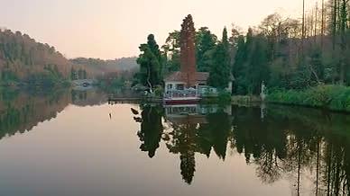 4k航拍贵阳观山湖公园夕阳下自然风景视频的预览图